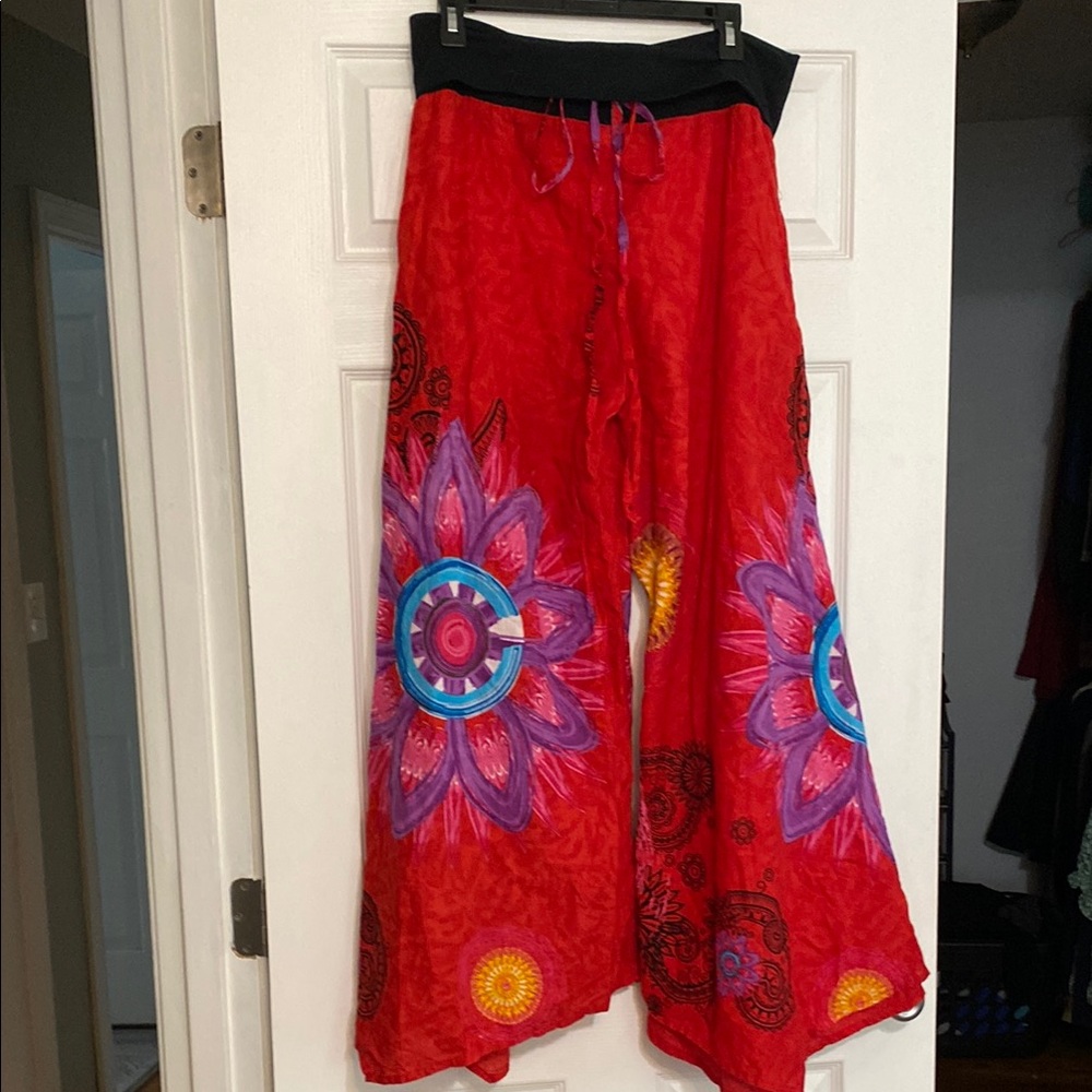 Hippie Cute! Vibrant Red Wide-Leg Pants with Floral Design